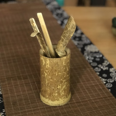 Чайні інструменти в склянці з плямистого бамбука