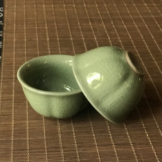 Чаша із зеленого геяо у формі квітки снігової сливи.