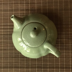 Чайник у формі квітки сніжної сливи із зеленого геяо