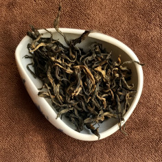 Червоний чай з древніх дерев, висушені на сонці