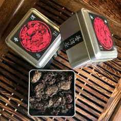 Чайні голови в жерстяній банці