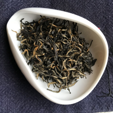 Золоті брови з кущами Мейчжань з ароматом орхідеї. Золоті брови з кущами Мейчжань з ароматом орхідеї.