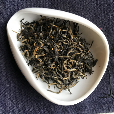 Золоті брови з кущами Мейчжань з ароматом орхідеї. Золоті брови з кущами Мейчжань з ароматом орхідеї.