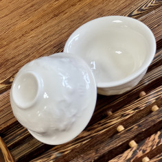 Рельєфна чаша із драконами (молочного кольору) 2