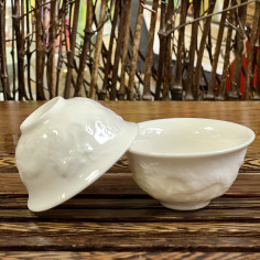 Рельєфна чаша із драконами (молочного кольору)