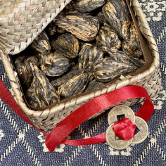 Золоті пагоди з Фенцина в плетеній коробці, прикрашені монетами. 2