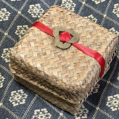 Золоті пагоди з Фенцина в плетеній коробці, прикрашені монетами.