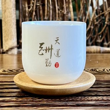 Чаша "Винагорода" з фарфору кольору білого нефриту