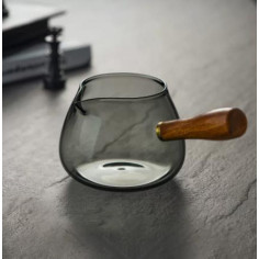 Чахай із сірого скла з бічною дерев'яною ручкою