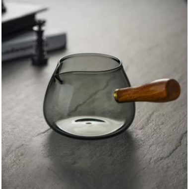 Чахай із сірого скла з бічною дерев'яною ручкою