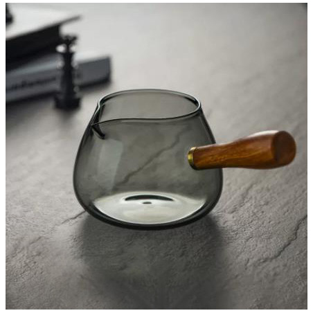 Чахай із сірого скла з бічною дерев'яною ручкою