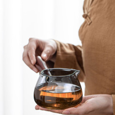 Чахай із сірого скла з бічною дерев'яною ручкою 2