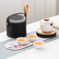 Набір для подорожей з посудом із фарфору кольору білого нефриту