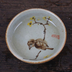 Сіра чаша з малюнком «Пташка на гілці хімонанта», 60 мл