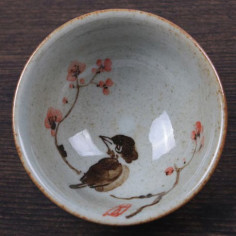 Сіра чаша з малюнком «Пташка на гілці червоної сливи», 60 мл