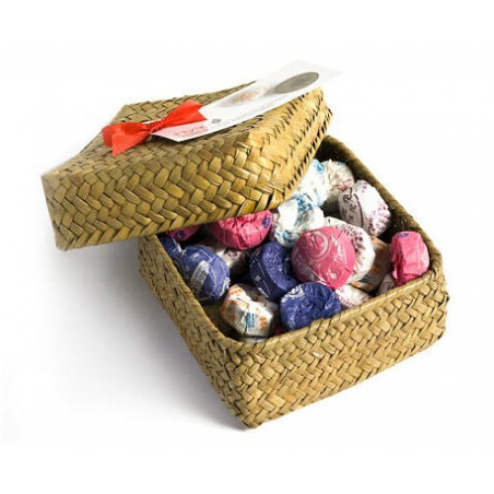 Набір порційного пуеру з добавками в плетеній коробці.