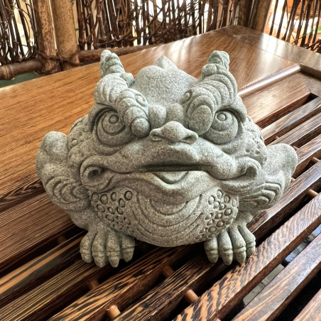 Трилапа жаба — велика статуетка з пісковика