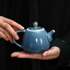 Лазурний чайник з намистинкою на кришці