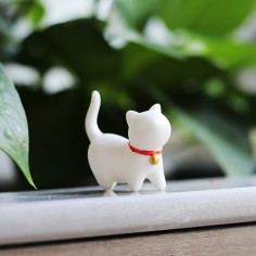 Кіт — маленька статуетка з...