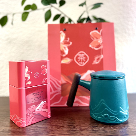 Набір у подарунковому пакеті: кружка для офісу + червоний чай у бляшанці