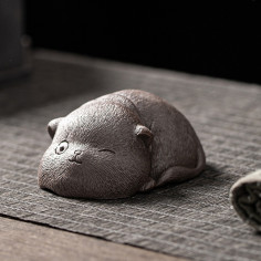 Кіт — маленька статуетка з...