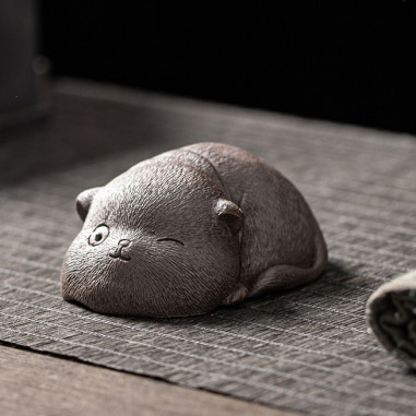 Кіт — маленька статуетка з глини