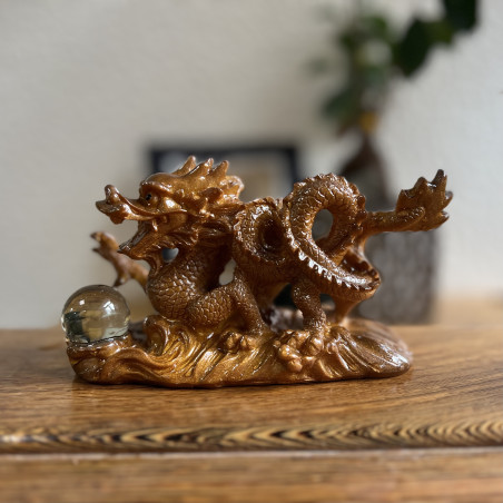 Дракон із перлиною (золотою)