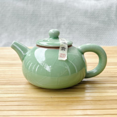 Чайник з ґеяо кольору...