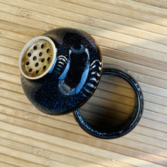 Синьо-біле сито на підставці 2