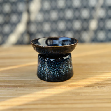 Синьо-біле сито на підставці