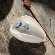 Біле чахе із синім лотосом