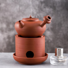 Червоний керамічний чайник...