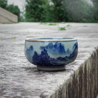 Крупна чаша із порцеляни Цзінхуа "Гори та води на тисячу лі" Крупна чаша із порцеляни Цзінхуа "Гори та води на тисячу лі"