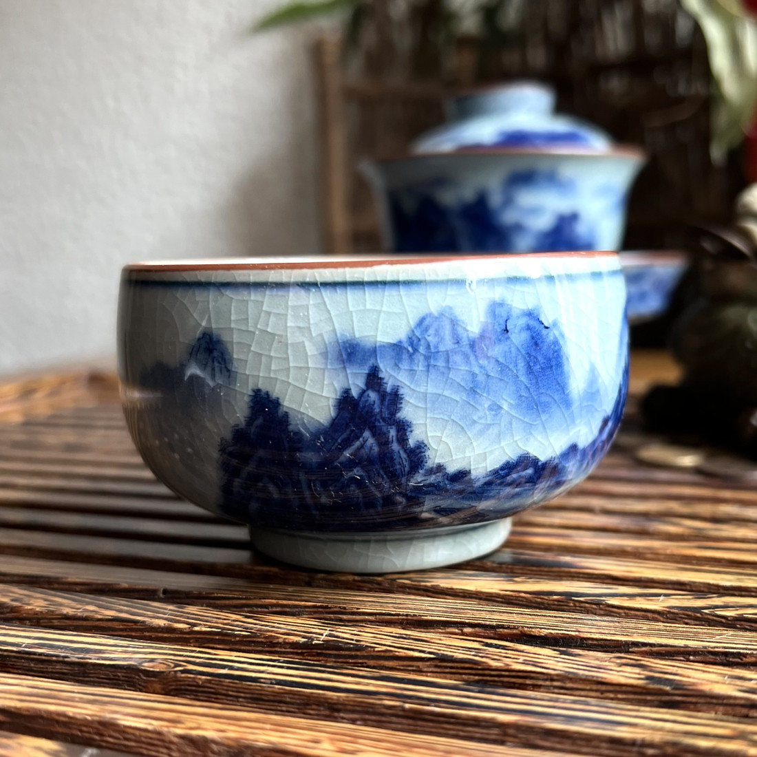 Крупна чаша із порцеляни Цзінхуа... Крупна чаша із порцеляни Цзінхуа...