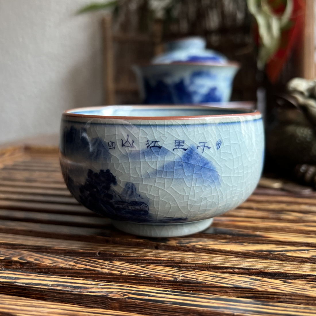 Крупна чаша із порцеляни Цзінхуа... Крупна чаша із порцеляни Цзінхуа...