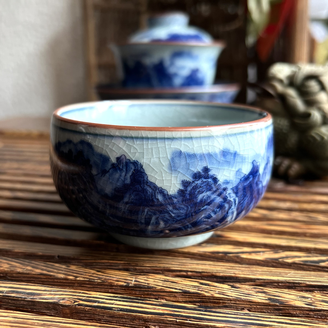 Крупна чаша із порцеляни Цзінхуа... Крупна чаша із порцеляни Цзінхуа...