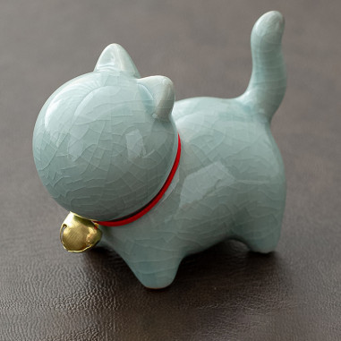 Кіт — маленька статуетка із сірого ґеяо