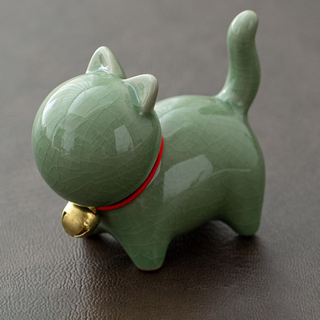 Кіт — маленька статуетка із зеленого ґеяо