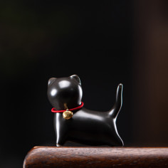 Кіт — маленька статуетка з...