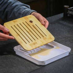 Маленька чабань з білою...