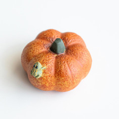 Жаба на гарбузі, чайна іграшка