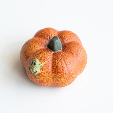 Жаба на гарбузі, чайна іграшка