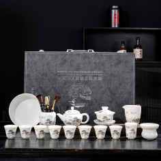 Великий фарфоровий набір...