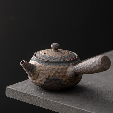 Чайник з позолоченої іржавої кераміки...