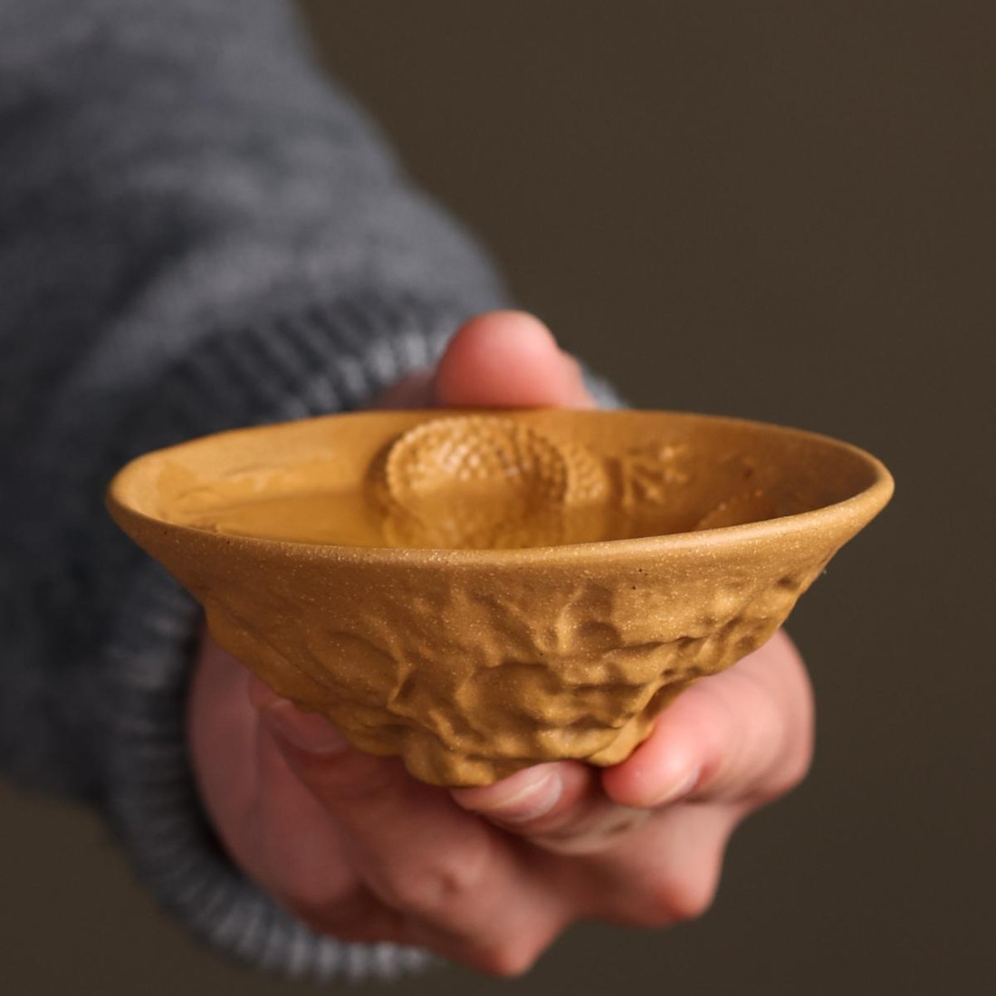 Чаша із їсінської глини з драконом на... Чаша із їсінської глини з драконом на...