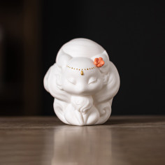 Чайна статуетка з порцеляни...