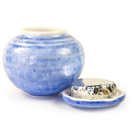 Блакитна чайниця з розводами глазур'ю