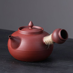 Класичний глиняний чайник...