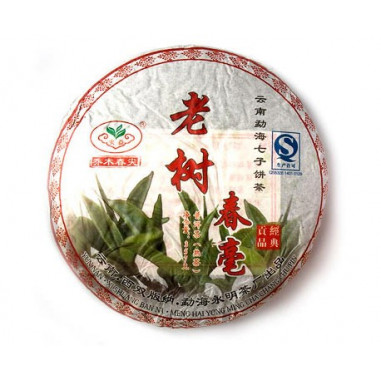 Весняні бруньки старих дерев