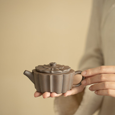 Чайник «Водяний горіх» із грубої...